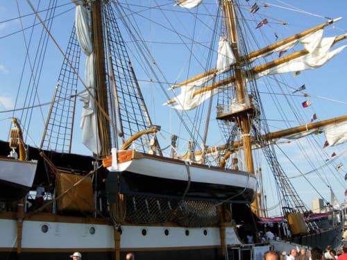 Storica nave a vela con alberi in legno e vele bianche ormeggiate a Vernazzo, Cinque Terre, Italia vicino alla B&B SoleMagia