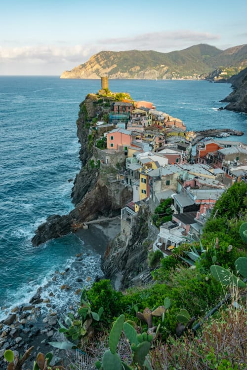 La guest house SoleMagia arroccata sul promontorio di Vernazzo, Italia, con edifici colorati che affacciano sul Mar Mediterraneo