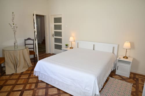 Chambre spacieuse à la Villa Sor, Ponte de Sor avec lit blanc, parquet et mobilier moderne
