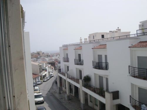 Edifícios mediterrânicos brancos com telhados de terracota em Lagos, Portugal, vista aérea do pátio do hotel Casa do Sol Algarve