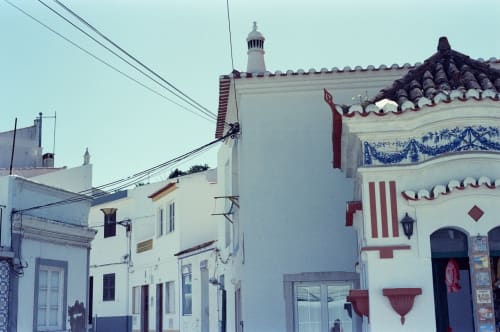 Edifícios tradicionais caiados com detalhes vermelhos e azulejos azuis em Lagos, Portugal, perto da pousada Ocean View Lagos