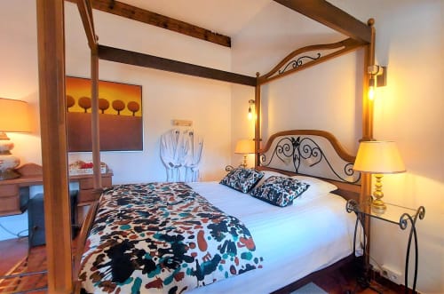 Chambre Lune de Miel à La Bergerie Du Moulin, Taradeau - lit à quatre colonnes avec parure patterné, tête de lit ornée, lampes de chevet