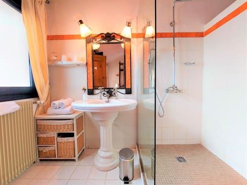 Salle de bain élégante de la Suite Lune de Miel à La Bergerie Du Moulin, Taradeau, avec lavabo sur pied, douche à l'italienne et ambiance chaleureuse