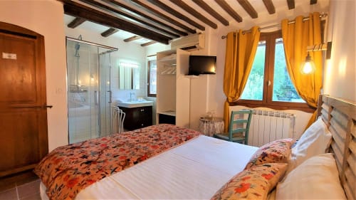 Chambre Géranium à La Bergerie Du Moulin à Taradeau, France avec lits jumeaux, salle de bains attenante et équipements modernes