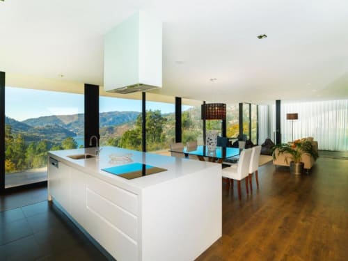 Cozinha de villa moderna com vistas para montanha e rio na Casa da Luz Gerês, Vieira do Minho