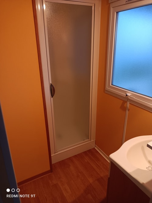 Orange bathroom in Bungalow C at Buda Beach hotel, Chipiona with shower enclosure and sink