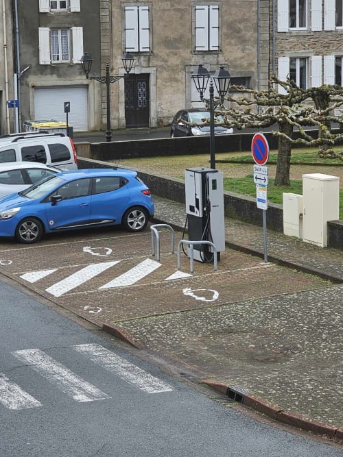 Parking en face de astide du Thore avec borne de recharge électrique voiture