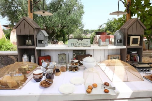 Colazione all'aperto presso Masseria Picca Picca B&B a Morciano di Leuca, con pasticcini, conserve e tavolo bianco
