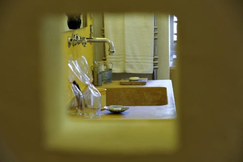 Lavabo del bagno con rubinetteria in ottone presso la Masseria Picca Picca B&B a Morciano di Leuca, Italia