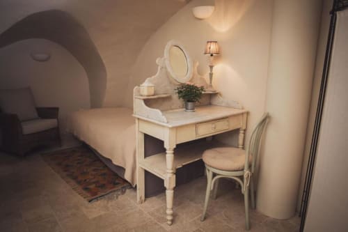 Coiffeuse de la chambre de l'appartement du Courtyard à l'Ancienne Maison des Gardes à Lourmarin, avec mobilier crème, miroir rond et