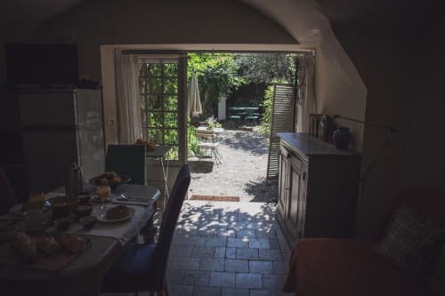 Salle à manger de la cuisine ouverte sur la cour de jardin de l'Ancienne Maison des Gardes, Lourmarin
