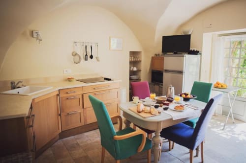 Appartement Cour #2 à l'Ancienne Maison des Gardes à Lourmarin : cuisine lumineuse et salle à manger colorée