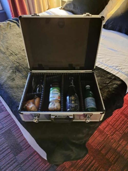 Coffret de bienvenue luxueux à l'hôtel Les Deux Porches à Verrières avec vin, mets raffinés et champagne