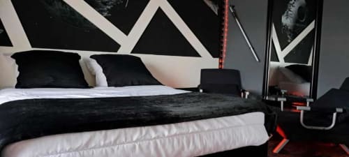 Chambre contemporaine aux Deux Porches avec tête de lit géométrique noir et blanc, literie foncée et décoration actuelle