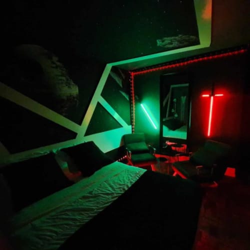 Chambre d'hôtel moderne aux Deux Porches à Verrières, éclairage d'ambiance vert néon et rouge, design contemporain
