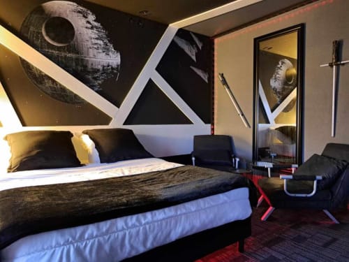 Chambre thématique Star Wars à l'hôtel Les Deux Porches à Verrières avec décal Death Star, mobilier moderne et chaise gaming