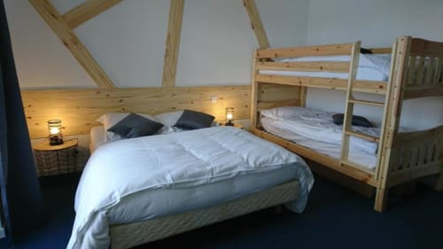Chambre chaleureuse aux Deux Porches avec lit queen-size, lits superposés en bois et poutres rustiques à Verrières
