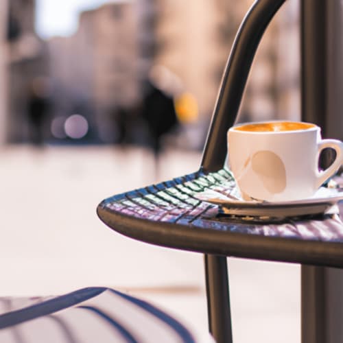 Tazza di cappuccino al tavolo esterno di Chester Suites Rome, sfondo stradale sfocato