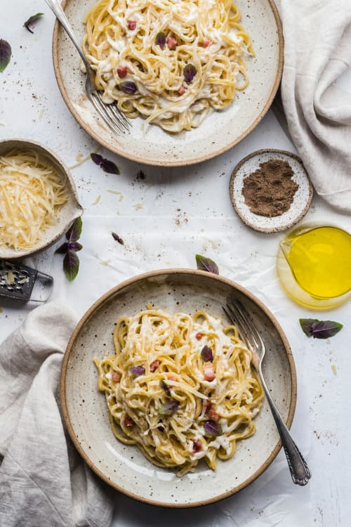 Pasta carbonara cremosa con pancetta e basilico al Chester Suites di Roma - esperienza culinaria italiana