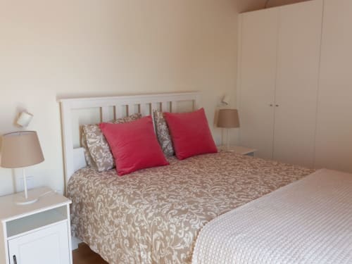 Quarto na villa Casa Hortas em Bordeira com camas gêmeas, almofadas vermelhas e vista para as montanhas