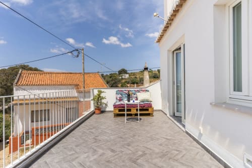 Terraço espaçoso da Villa Casa Hortas em Bordeira com vistas para montanha, móveis de exterior e varanda branca