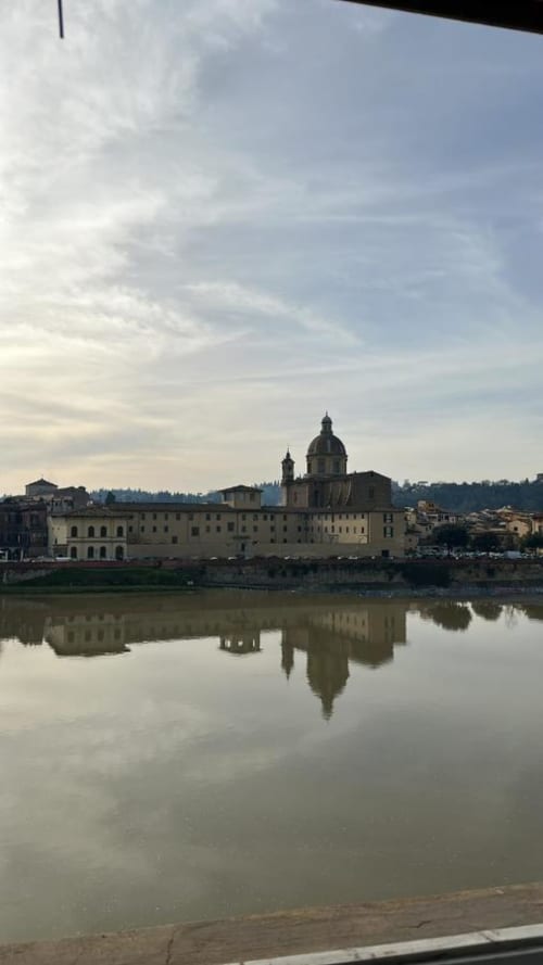 Chiesa rinascimentale riflessa nell'Arno, Firenze vicino al mio appartamento fiorentino