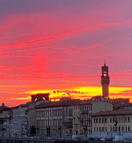 Tramonto spettacolare sullo skyline di Firenze con la Torre di Palazzo Vecchio e l'Arno, vista dal mio appartamento fiorentino