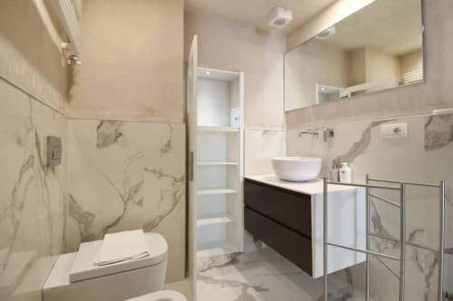 Bagno moderno in marmo presso My Florentine Apartment con lavabo, water e scaffali a Firenze