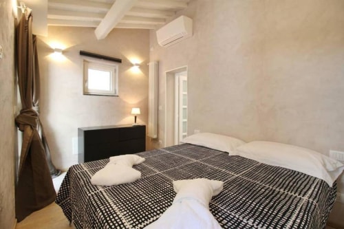 Camera moderna di My Florentine Apartment a Firenze con letti gemelli, biancheria nera a motivi e vista sul giardino