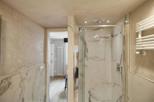 Bagno moderno nell'appartamento fiorentino con doccia in marmo e scaldasalviette elettrico
