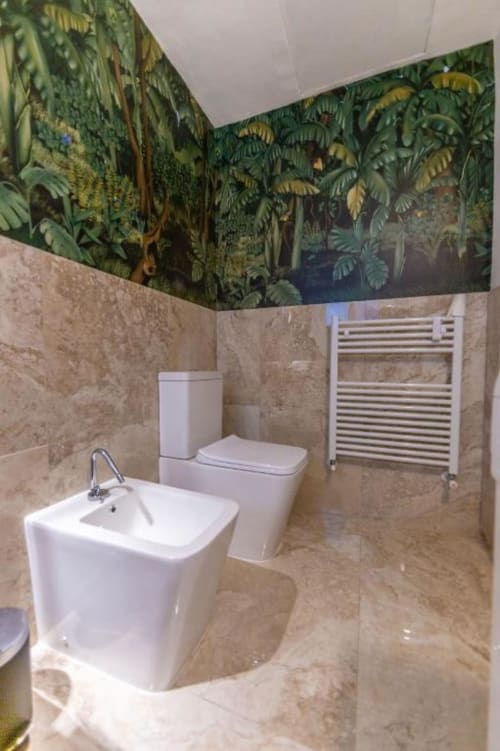 Bagno moderno di My Florentine Apartment con carta da parati tropicale, sanitari bianchi, piastrelle beige e scaldasalviette