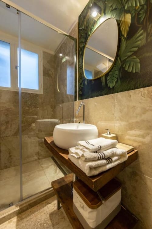 Moderno bagno nel mio Appartamento Fiorentino con lavabo rotondo bianco, arte tropicale, mobile in legno e doccia a pioggia