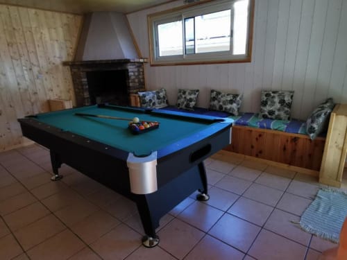Table de billard bleu et noir avec billes dans la salle de loisirs de la villa Au pied des Sources, Cilaos