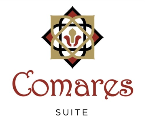 Logotipo del hotel Suite Comares con patrón geométrico en oro, negro y rojo, Granada España