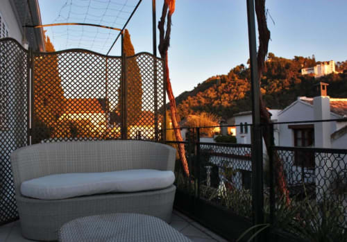 Terraza de Suite Comares Granada con vistas a la Alhambra y ladera al atardecer