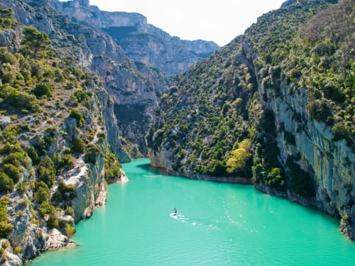 Canyon con gola turchese e scogliere calcaree vicino a Moustiers-Sainte-Marie, Francia