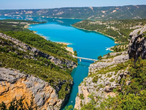 Splendido lago turchese circondato da scogliere calcaree e foreste verdi vicino a Moustiers-Sainte-Marie