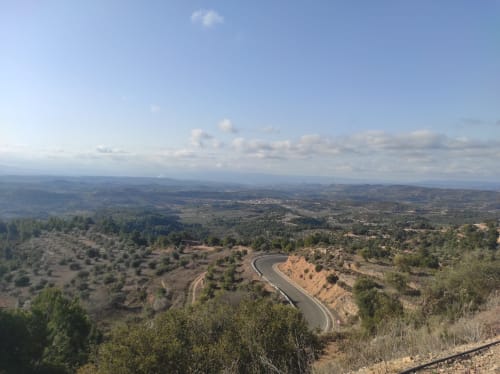 Sinuosa carretera de montaña a través de paisaje pintoresco cerca de Cuartel del Montsant, La Granadella, España