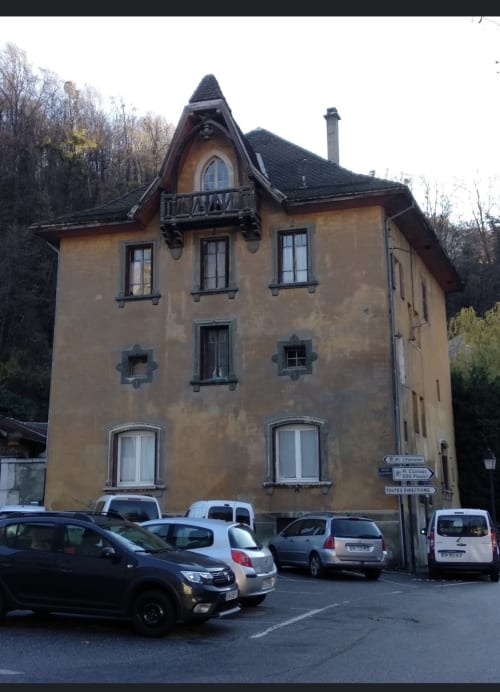 La Montagnette B&B à Moutiers, France - Bâtisse en pierre jaune avec toit pointu caractéristique et fenêtres