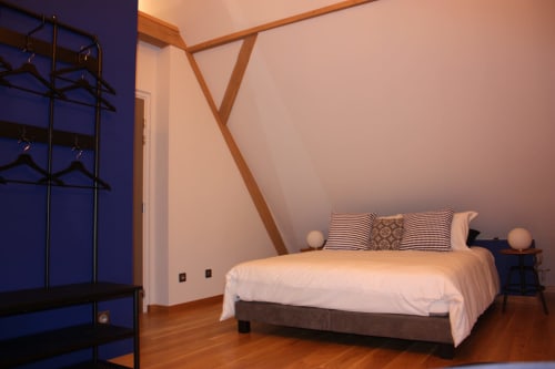 Chambre moderne à la Théière & Couverts à Cernay avec poutres apparentes, mur bleu et vue sur le jardin