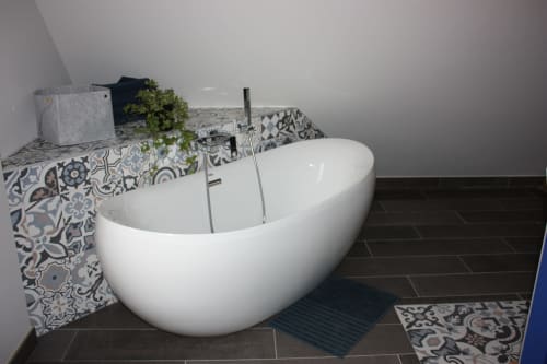 Baignoire indépendante blanche moderne dans la salle de bains mansardée de Théière & Couverts, Cernay