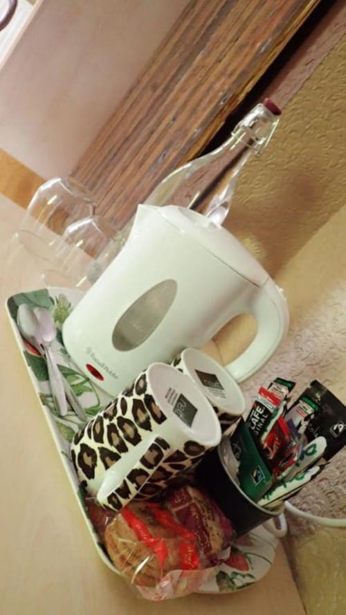 Electric kettle with mugs and tea/coffee supplies in Arrochoile Glasgow hotel room