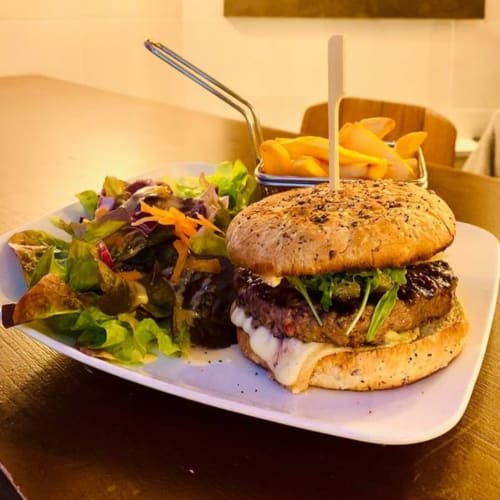 Burger gastronomique avec salade mixte et frites à La Montagnette, Moutiers, France