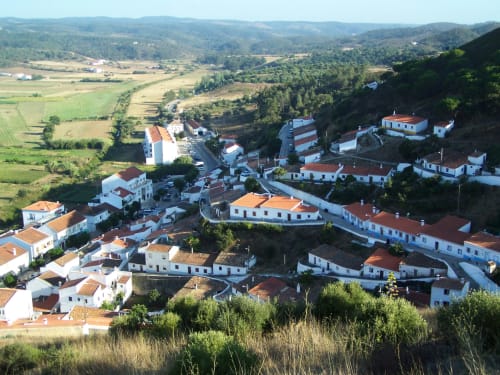 Star Host in Bordeira overlooks rolling hills and farmland with white-walled buildings and terracotta roofs