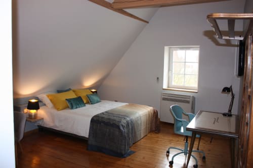 Chambre mansardée à Théière & Couverts à Cernay avec poutres apparentes, lit queen-size, bureau et vue fenêtre