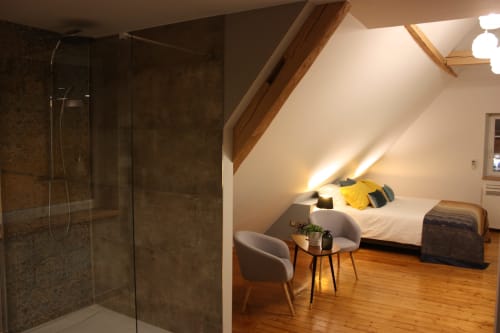 Chambre cosy sous les toits à Théière & Couverts à Cernay avec douche moderne, lit et poutres en bois