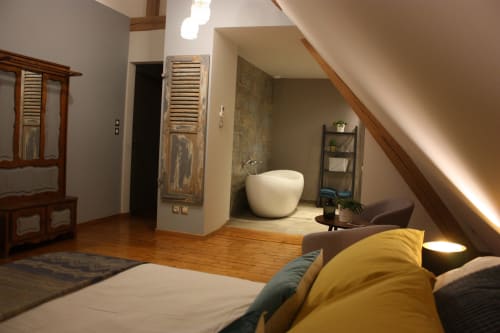 Chambre sous les toits moderne à la Théière & Couverts à Cernay avec poutres apparentes, mobilier contemporain et salle de bain attenante