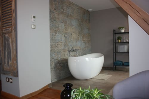 Baignoire blanche moderne pour bains relaxants dans la luxueuse salle de bain de la maison d'hôtes Théière & Couverts, Cernay