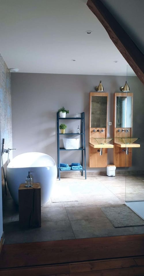 Salle de bain moderne à Théière & Couverts à Cernay avec baignoire indépendante, meubles en bois et étagères industrielles