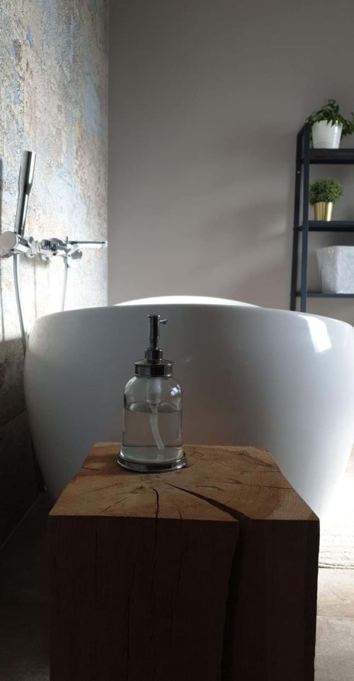 Salle de bain moderne à Théière & Couverts avec baignoire îlot blanche, table d'appoint en bois et plantes en pot à Cernay